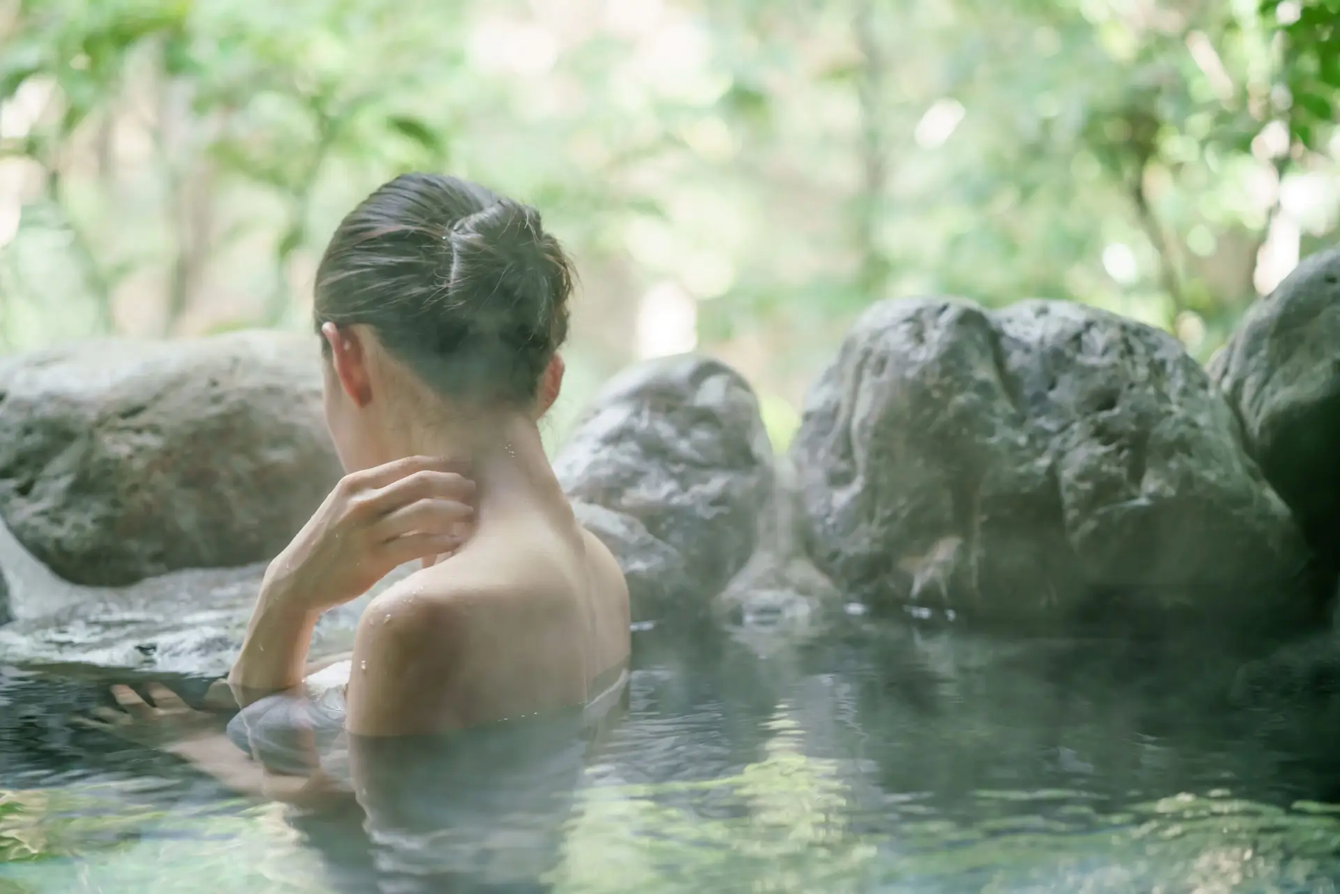 Mujer relajándose en aguas termales de la provincia de Neuquén