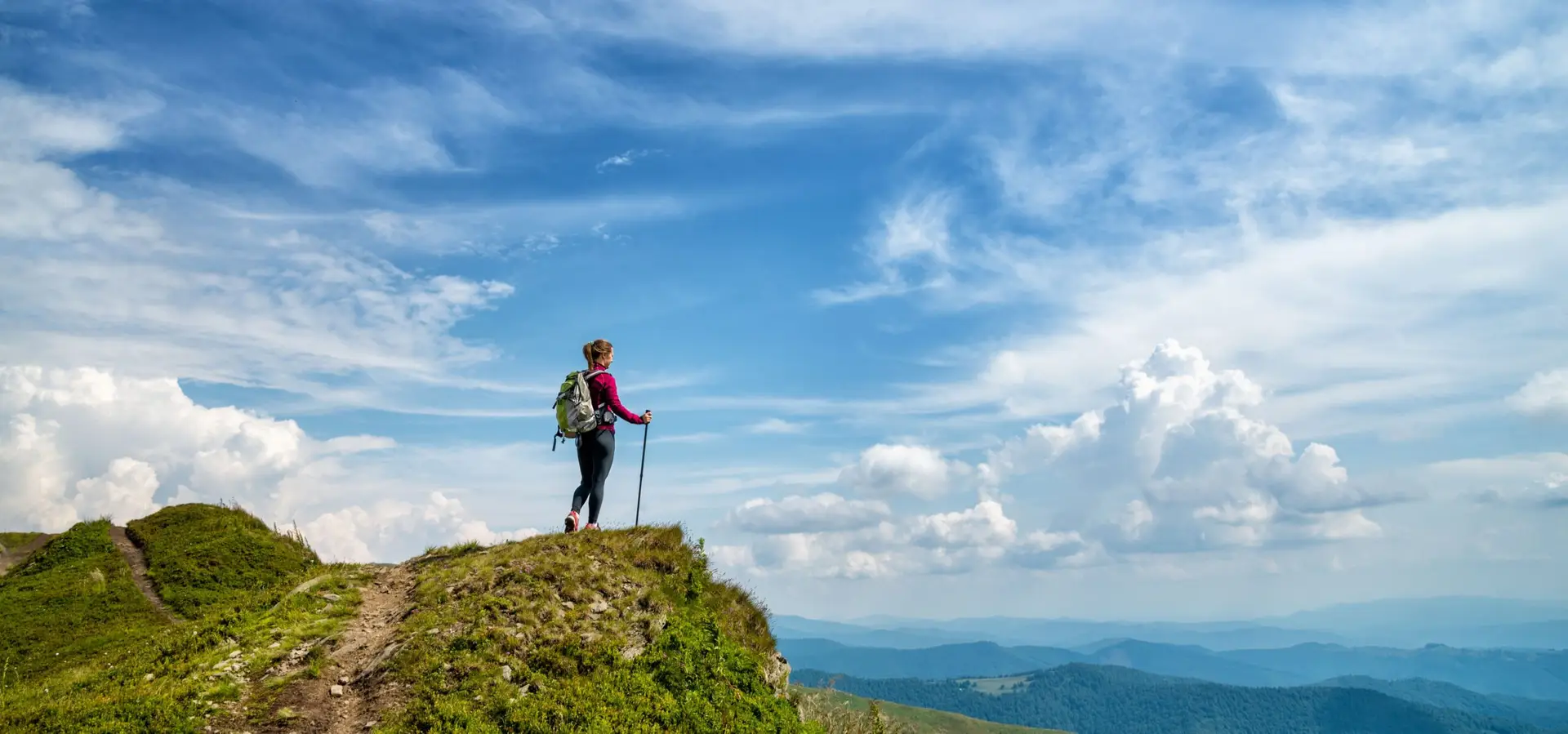 Persona haciendo trekking, montaña