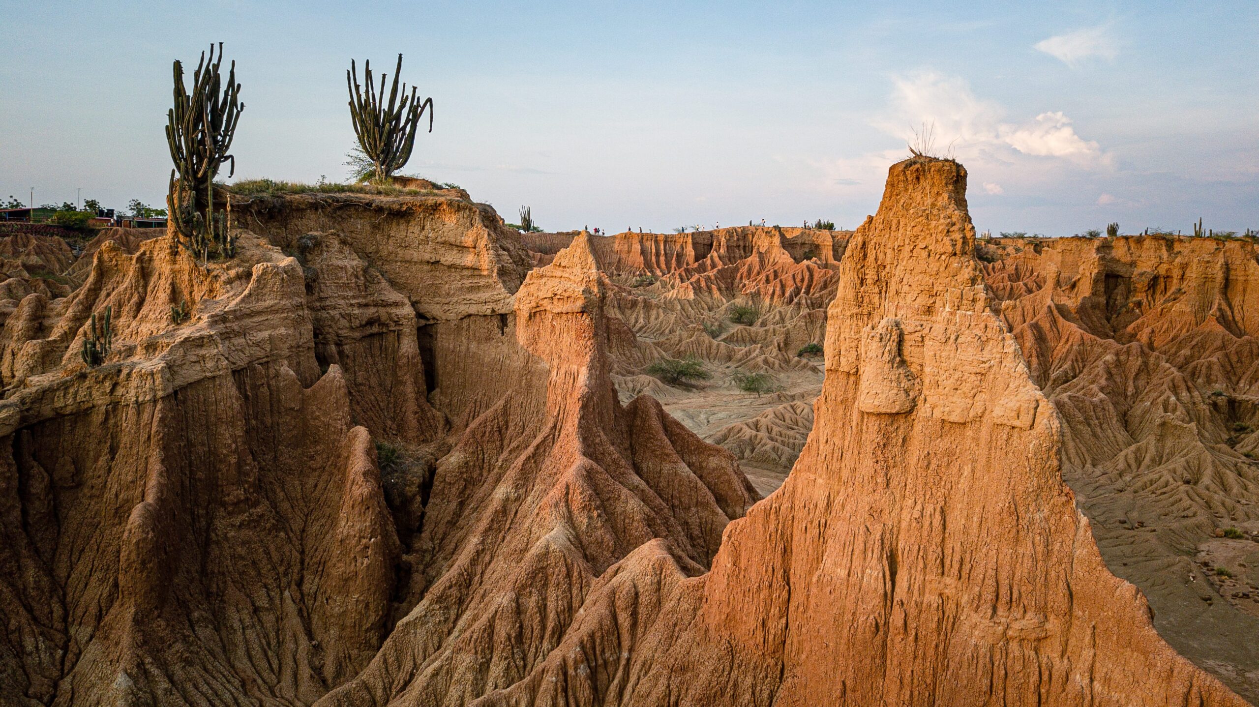 Vista panorámica del Desierto de la Tatacoa, un paisaje árido con formaciones geológicas únicas y cielo despejado