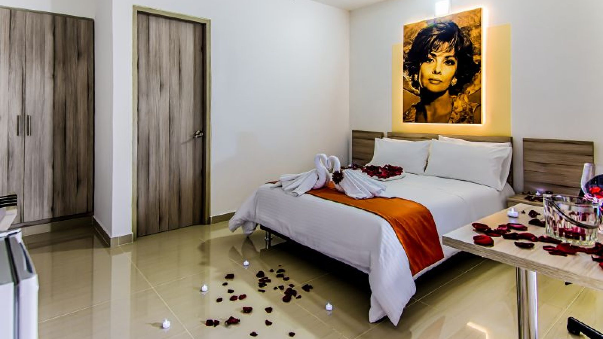 cama-matrimonio-habitacion-romantica-hotel-rosales-boutique-neiva-colombia Habitación con decoración romántica en el Hotel Rosales Boutique, ideal para celebraciones especiales y escapadas en pareja.